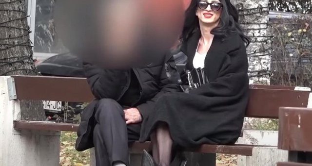 VIDEO/ 100 euro në këmbim të sek*it, gazetari shqiptar vishet si femër e bën pazar me burrat për në motel: Mos të lë zemra…! VIDEO/ 100 euro në këmbim të sek*it, gazetari shqiptar vishet si femër e bën pazar me burrat për në motel: Mos të lë zemra…!