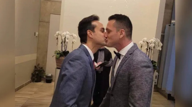 Vëllai i deputetes martohet me një burrë në Kanada/ Reagon kryetarja e Grupit të partisë së Albin Kurtit (Foto) Vëllai i deputetes martohet me një burrë në Kanada/ Reagon kryetarja e Grupit të partisë së Albin Kurtit (Foto)