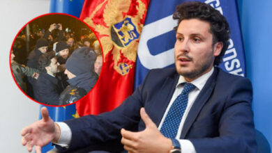 ‘Dil vogëlush, shqiptarët s’na komandojnë dot’/ Abazoviç reagon për herë të parë pasi u ofendua nga protestuesit proserbë ‘Dil vogëlush, shqiptarët s’na komandojnë dot’/ Abazoviç reagon për herë të parë pasi u ofendua nga protestuesit proserbë