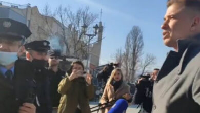 VIDEO/ Serbi kalon urën për të “votuar” në Mitrovicë, policia i flet vetëm shqip dhe e kthen mbrapsht VIDEO/ Serbi kalon urën për të “votuar” në Mitrovicë, policia i flet vetëm shqip dhe e kthen mbrapsht