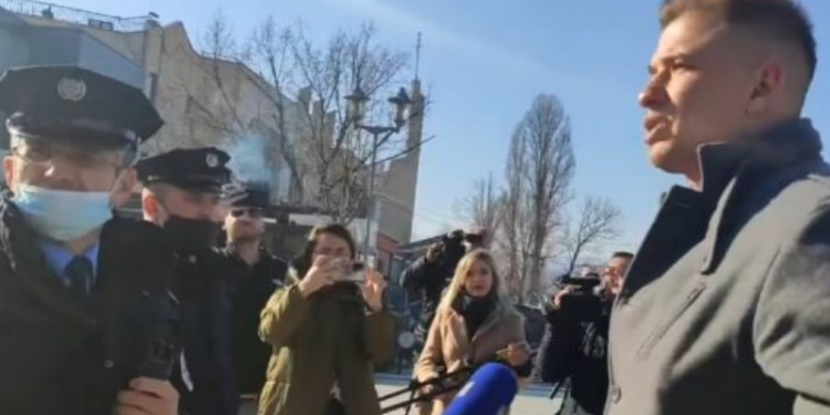 VIDEO/ Serbi kalon urën për të “votuar” në Mitrovicë, policia i flet vetëm shqip dhe e kthen mbrapsht VIDEO/ Serbi kalon urën për të “votuar” në Mitrovicë, policia i flet vetëm shqip dhe e kthen mbrapsht