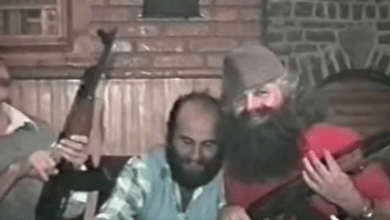 Fotot e rralla të Adem Jasharit/ Heroi pozonte me kallashnikov në dorë e shqiponjën dykrenare Fotot e rralla të Adem Jasharit/ Heroi pozonte me kallashnikov në dorë e shqiponjën dykrenare