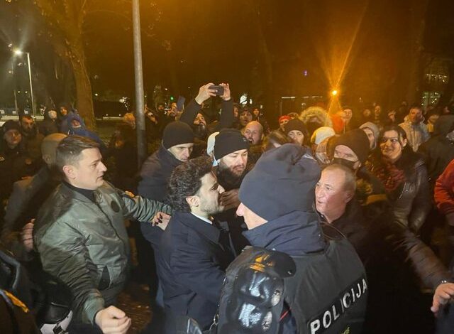 Abazoviç përplaset me protestuesit: ‘Kurrë nuk kam tradhtuar njeri’ Abazoviç përplaset me protestuesit: ‘Kurrë nuk kam tradhtuar njeri’
