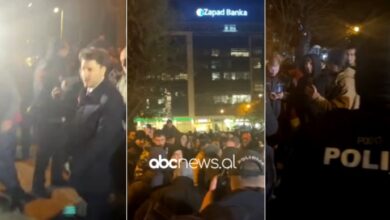VIDEO/ “Tradhtar”, momenti kur Abazoviç iu kthehet protestuesve në Podgoricë: Gjejeni diku tjetër VIDEO/ “Tradhtar”, momenti kur Abazoviç iu kthehet protestuesve në Podgoricë: Gjejeni diku tjetër