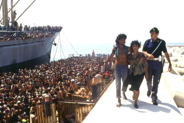 Rrëfehet gazetari italian që fiksoi zbarkimin e anijes “Vlora” në Bari më ‘91: Italia s’tregoi humanizëm, u përpoq t’i ‘blinte’ Rrëfehet gazetari italian që fiksoi zbarkimin e anijes “Vlora” në Bari më ‘91: Italia s’tregoi humanizëm, u përpoq t’i ‘blinte’