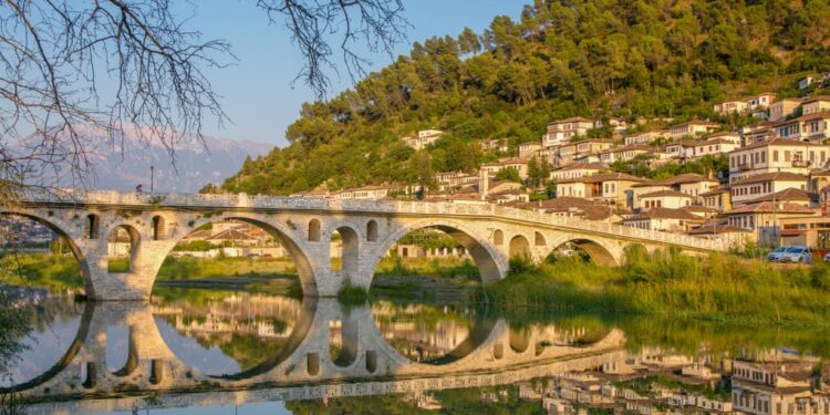 ‘Ndjesi ekzotike’/ The Guardian: Britanikët “pushtojnë” Shqipërinë, po kthehet në “fiksim” për turistët