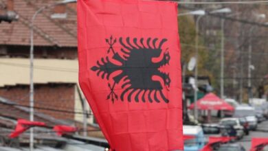 Ngriti flamurin kuqezi më 28 Nëntor / Serbia gjobit partinë shqiptare ditën që nënshkruhej Ballkani i Hapur