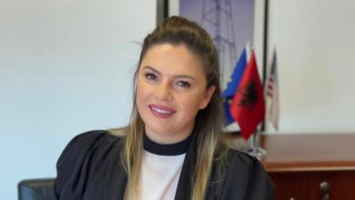 Shpërthen Deputetja e PS kundër vendimit të Albin Kurtit: Shqipëria edhe në karantinë nuk i ndaloi qytetarët e Kosovës të hynin në vendin tonë Shpërthen Deputetja e PS kundër vendimit të Albin Kurtit: Shqipëria edhe në karantinë nuk i ndaloi qytetarët e Kosovës të hynin në vendin tonë