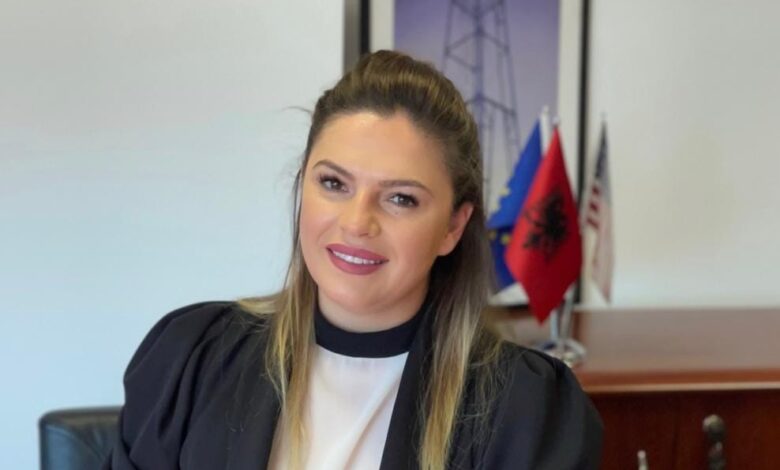 Shpërthen Deputetja e PS kundër vendimit të Albin Kurtit: Shqipëria edhe në karantinë nuk i ndaloi qytetarët e Kosovës të hynin në vendin tonë Shpërthen Deputetja e PS kundër vendimit të Albin Kurtit: Shqipëria edhe në karantinë nuk i ndaloi qytetarët e Kosovës të hynin në vendin tonë