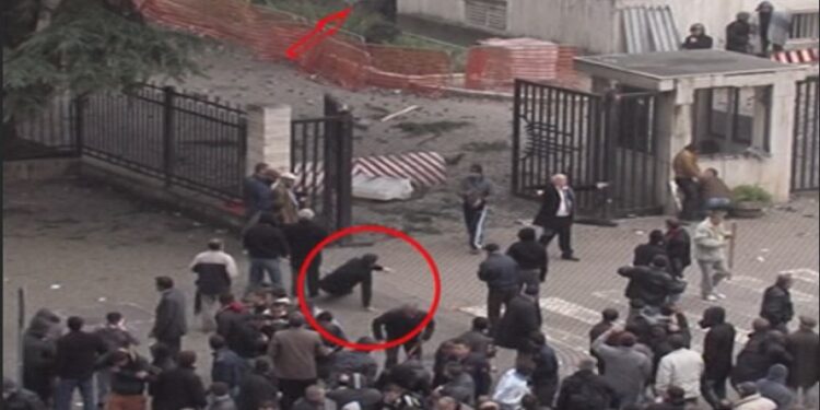 21 janari/ “Garda kërkonte që protestuesit të hynin në oborrin e Kryeministrisë”, gazetari: Katër vrasje në 12 sekonda! U qëlluan kur…