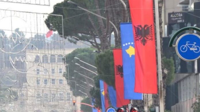 Përparim Rama vizitë në Shqipëri, Tirana zbukurohet me flamurin e Kosovës Përparim Rama vizitë në Shqipëri, Tirana zbukurohet me flamurin e Kosovës