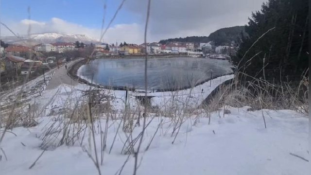 VIDEO/ Pamjet fantastike, liqeni i Pukës ngrin plotësisht VIDEO/ Pamjet fantastike, liqeni i Pukës ngrin plotësisht