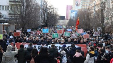 Protesta e Kosovës kundër Kurtit: Është frikacak, me parat tona po paguan kompanitë private Protesta e Kosovës kundër Kurtit: Është frikacak, me parat tona po paguan kompanitë private