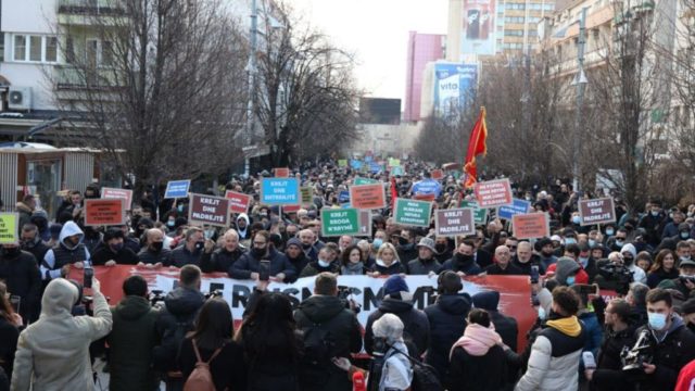 Protesta e Kosovës kundër Kurtit: Është frikacak, me parat tona po paguan kompanitë private Protesta e Kosovës kundër Kurtit: Është frikacak, me parat tona po paguan kompanitë private