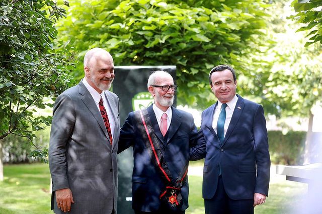 Rexhep Qosja: Për ata që tregojnë përralla me Enver Hoxhën, për të lodhurin Sali, për Ramën, Kurtin dhe rolin unik të SHBA-ve Rexhep Qosja: Për ata që tregojnë përralla me Enver Hoxhën, për të lodhurin Sali, për Ramën, Kurtin dhe rolin unik të SHBA-ve