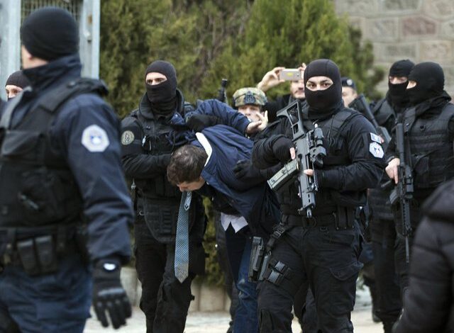 FOTO / Sulmi ndaj Policisë së Kosovës, momenti kur terroristët dërgohen në gjykatë