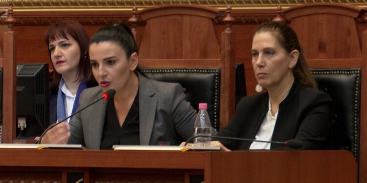 Xhaferraj i quajti ‘çupëlina’ ministret e Ramës/ Balluku e revoltuar: Si e gjeni guximin të përdhosni gratë? Xhaferraj i quajti ‘çupëlina’ ministret e Ramës/ Balluku e revoltuar: Si e gjeni guximin të përdhosni gratë?