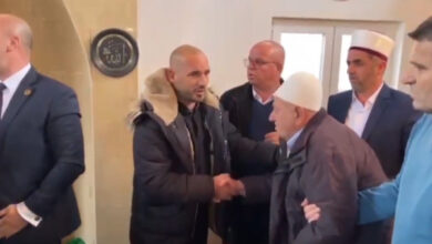 I fal gjakun e babait, momenti i takimit të dy familjeve shqiptare I fal gjakun e babait, momenti i takimit të dy familjeve shqiptare