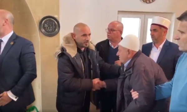 I fal gjakun e babait, momenti i takimit të dy familjeve shqiptare I fal gjakun e babait, momenti i takimit të dy familjeve shqiptare