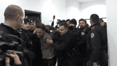 VIDEO/ Policia ARRESTON politikanin shqiptar, shkoi t’u kërkonte llogari për shtrenjtimin e energjisë elektrike, VIDEO/ Policia ARRESTON politikanin shqiptar, shkoi t’u kërkonte llogari për shtrenjtimin e energjisë elektrike,