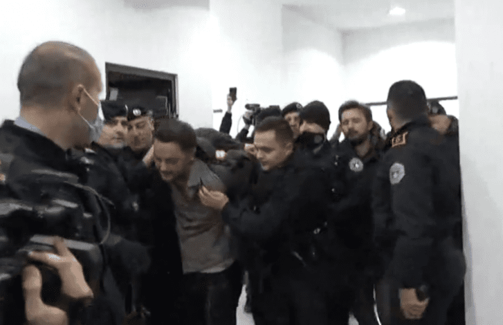 VIDEO/ Policia ARRESTON politikanin shqiptar, shkoi t’u kërkonte llogari për shtrenjtimin e energjisë elektrike, VIDEO/ Policia ARRESTON politikanin shqiptar, shkoi t’u kërkonte llogari për shtrenjtimin e energjisë elektrike,