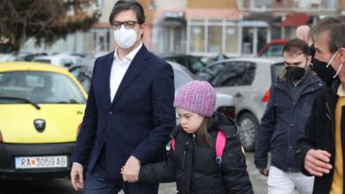 Gjesti i veçantë i Presidentit të Maqedonisë, çon për dore në shkollë vogëlushen shqiptare Ëmbla Ademi Gjesti i veçantë i Presidentit të Maqedonisë, çon për dore në shkollë vogëlushen shqiptare Ëmbla Ademi