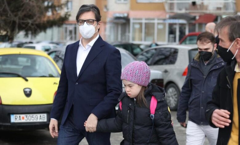 Gjesti i veçantë i Presidentit të Maqedonisë, çon për dore në shkollë vogëlushen shqiptare Ëmbla Ademi Gjesti i veçantë i Presidentit të Maqedonisë, çon për dore në shkollë vogëlushen shqiptare Ëmbla Ademi