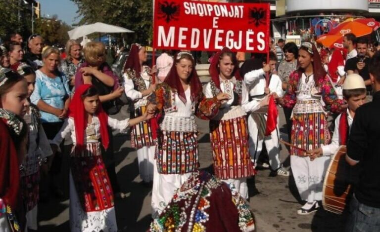 Jo zgjedhje serbe në Kosovë, derisa Serbia vazhdon t’ua zhdukë shtetësinë shqiptarëve në Luginë! Jo zgjedhje serbe në Kosovë, derisa Serbia vazhdon t’ua zhdukë shtetësinë shqiptarëve në Luginë!