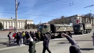 VIDEO/ Ja momenti kur ukrainasit sprapsin kamionët rusë ‘Z’ duke protestuar: Shkoni në shtëpi