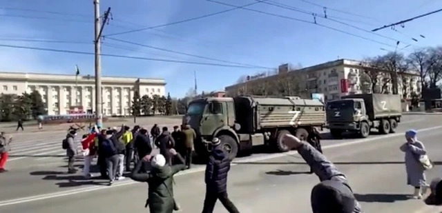 VIDEO/ Ja momenti kur ukrainasit sprapsin kamionët rusë ‘Z’ duke protestuar: Shkoni në shtëpi