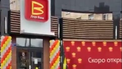 Në Rusi gjejnë zgjidhjen pas mbylljes së “McDonald’s”: Logon e kthejnë 90 gradë dhe dyqanet i quajnë “Xhaxha Vanja”, produktet do jenë vetëm vendase