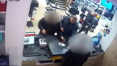 Del video se si tre serbët blenë emblema të UÇK-së në Prishtinë Del video se si tre serbët blenë emblema të UÇK-së në Prishtinë