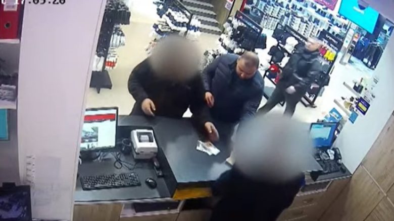 Del video se si tre serbët blenë emblema të UÇK-së në Prishtinë Del video se si tre serbët blenë emblema të UÇK-së në Prishtinë