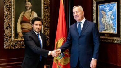 E FUNDIT/ Mali i Zi me kryeministër shqiptar, Gjukanoviç firmos dekretin, mandaton Dritan Abazoviç për krijimin e qeverisë së re E FUNDIT/ Mali i Zi me kryeministër shqiptar, Gjukanoviç firmos dekretin, mandaton Dritan Abazoviç për krijimin e qeverisë së re