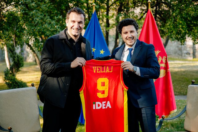 Veliaj takon Dritan Abazoviç: Sot kemi nevojë për drejtues që punojnë dhe nuk përçajnë Veliaj takon Dritan Abazoviç: Sot kemi nevojë për drejtues që punojnë dhe nuk përçajnë