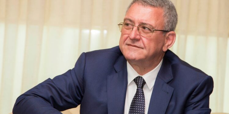 Nga shitja e çorapeve të grave tek majat e futbollit europian, karriera gjithnjë në rritje e Armand Dukës Nga shitja e çorapeve të grave tek majat e futbollit europian, karriera gjithnjë në rritje e Armand Dukës