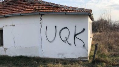 Serbët dalin “bllof” me skenarët, thonë se i janë vandalizuar shtëpitë me shkrimin “UQK” Serbët dalin “bllof” me skenarët, thonë se i janë vandalizuar shtëpitë me shkrimin “UQK”