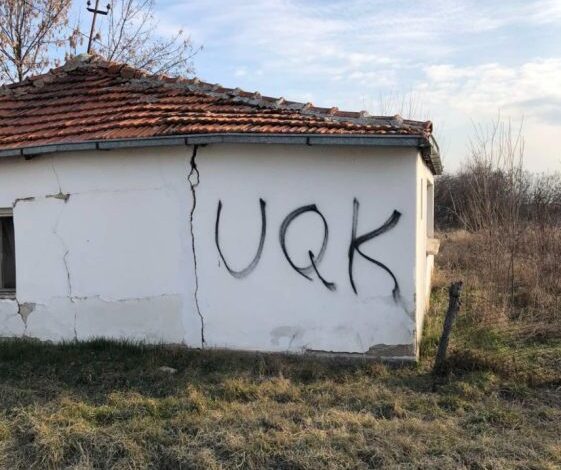 Serbët dalin “bllof” me skenarët, thonë se i janë vandalizuar shtëpitë me shkrimin “UQK” Serbët dalin “bllof” me skenarët, thonë se i janë vandalizuar shtëpitë me shkrimin “UQK”