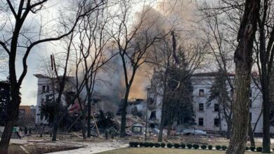 Sulm mizor/ Rusët bombardojnë teatrin ku strehoheshin mbi 1 mijë civilë në Ukrainë, pritet numër i madh viktimash
