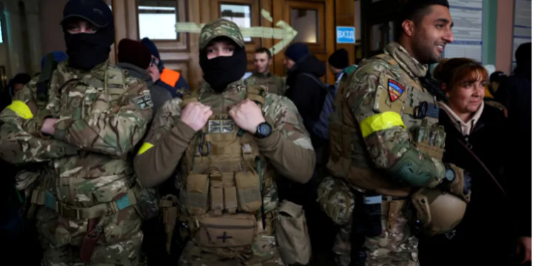 Drejt e në betejë 20 mijë vullnetarë/ Formohet legjioni i huaj i Ukrainës, gati për luftën kundër Rusisë