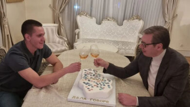 “Provokacja” nga Vuçiç? Ngre dolli me të birin për ditëlindje mbi hartën e Serbisë, përfshin edhe Kosovën (FOTO) “Provokacja” nga Vuçiç? Ngre dolli me të birin për ditëlindje mbi hartën e Serbisë, përfshin edhe Kosovën (FOTO)