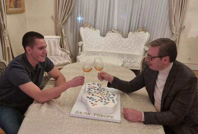 “Provokacja” nga Vuçiç? Ngre dolli me të birin për ditëlindje mbi hartën e Serbisë, përfshin edhe Kosovën (FOTO) “Provokacja” nga Vuçiç? Ngre dolli me të birin për ditëlindje mbi hartën e Serbisë, përfshin edhe Kosovën (FOTO)
