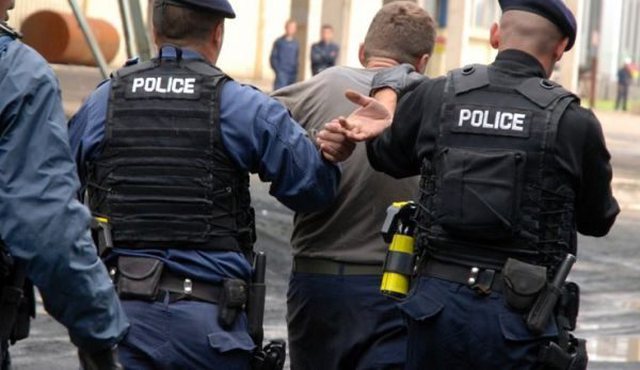 Policia “godet” faqet online që shesin veshje dhe materiale kozmetike, në aksion për ekzekutimin e 22 urdhër-arresteve