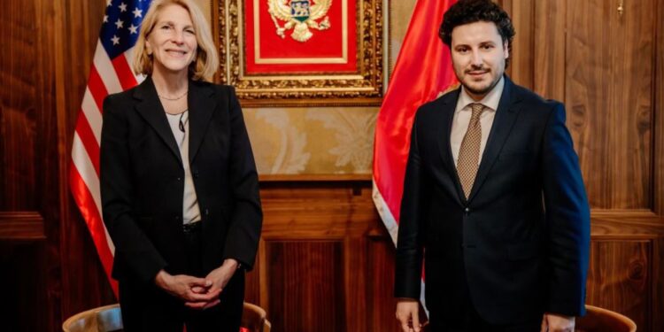 Pas Shqipërisë/ Ndihmës Sekretarja amerikane viziton Podgoricën, takohet me kryeministrin e ri, Abazoviç: Mali i Zi të luftojë korrupsionin dhe… Pas Shqipërisë/ Ndihmës Sekretarja amerikane viziton Podgoricën, takohet me kryeministrin e ri, Abazoviç: Mali i Zi të luftojë korrupsionin dhe…