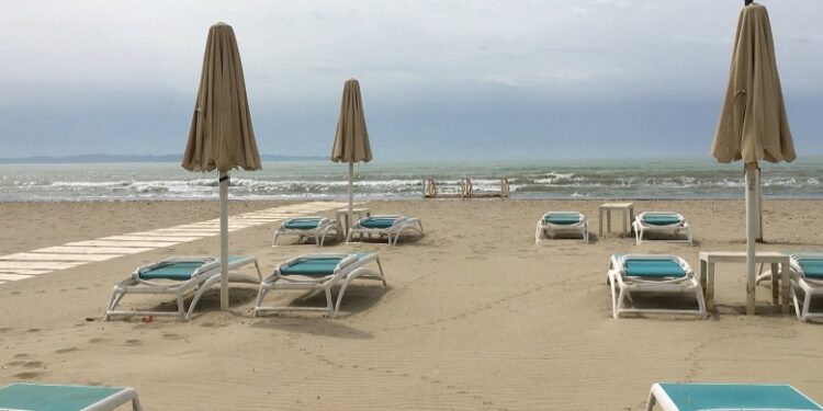 S’ka fuqi punëtore në Durrës/ Operatorët turistikë: Po punësojmë nga Azia, Kosova, Serbia e Maqedonia, të huajt janë 30% e të punësuarve S’ka fuqi punëtore në Durrës/ Operatorët turistikë: Po punësojmë nga Azia, Kosova, Serbia e Maqedonia, të huajt janë 30% e të punësuarve