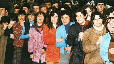 FOTOT/ 37 vite më parë, ndërroi jetë diktatori Enver Hoxha, histeria kolektive në të qara e shkulje flokësh. Sot, braktisja e madhe