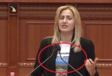 FOTOLAJM/ Bluza e deputetes demokrate shkakton debat në Kuvend, ja çfarë shkruhet në të FOTOLAJM/ Bluza e deputetes demokrate shkakton debat në Kuvend, ja çfarë shkruhet në të