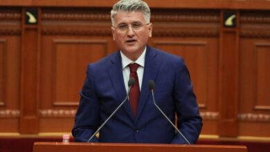 Baltën e heronjve të moralit le ta marr unë