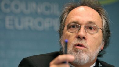 “Nuk guxon të dalë nga shtëpia pa jelek anti-plumb”, Dick Marty izolohet pas kërcënimit serb “Nuk guxon të dalë nga shtëpia pa jelek anti-plumb”, Dick Marty izolohet pas kërcënimit serb