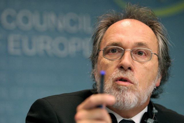 “Nuk guxon të dalë nga shtëpia pa jelek anti-plumb”, Dick Marty izolohet pas kërcënimit serb “Nuk guxon të dalë nga shtëpia pa jelek anti-plumb”, Dick Marty izolohet pas kërcënimit serb
